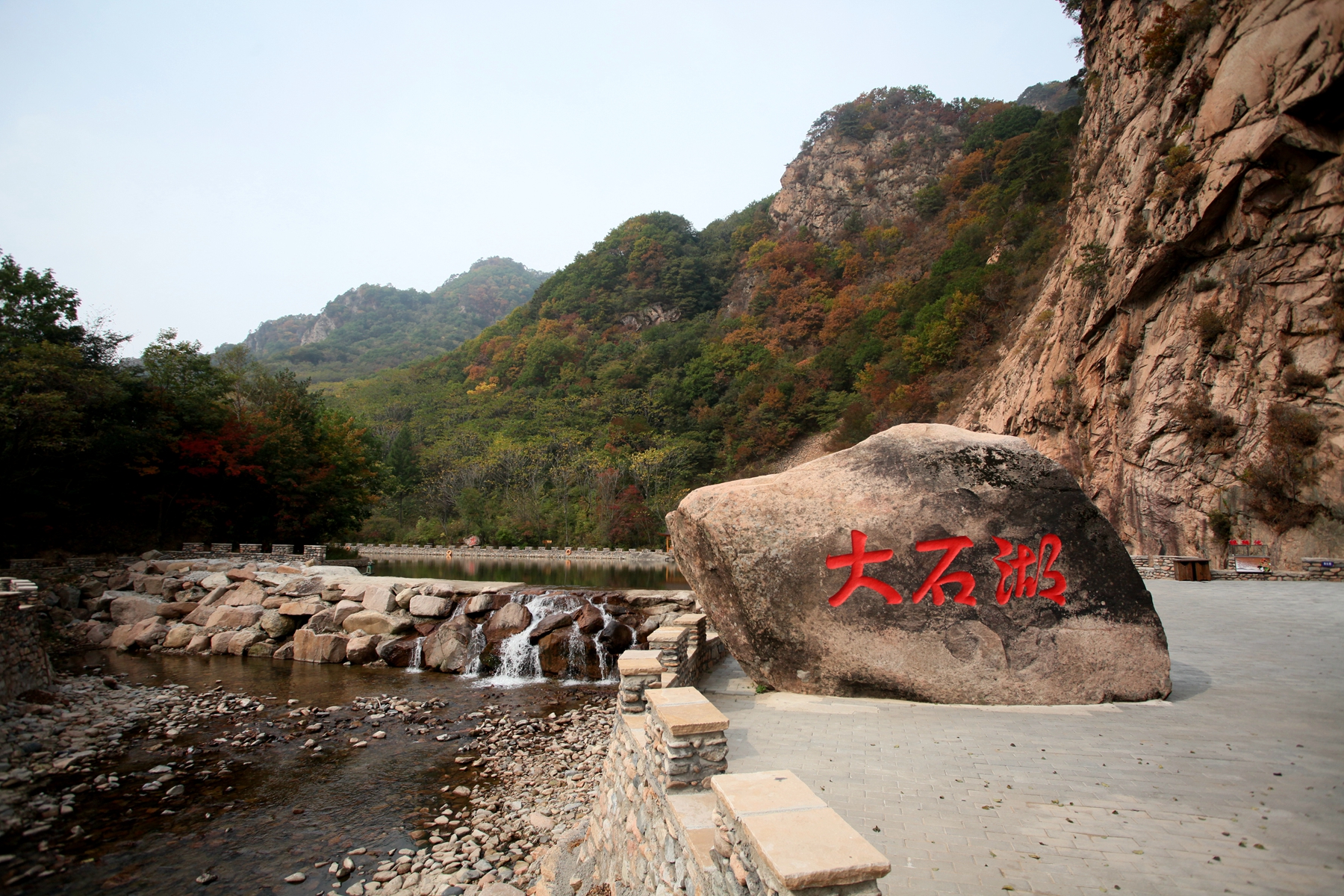 辽宁"国际极限越野挑战赛在辽宁省本溪满族自治县大石湖风景区鸣枪